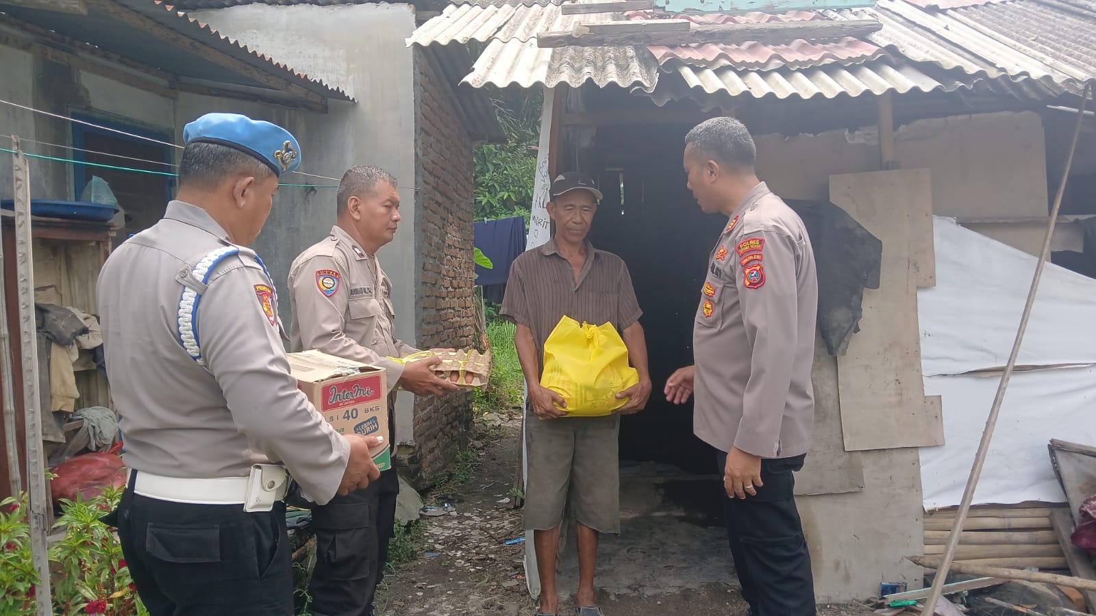 Atensi AKBP Jhon Sitepu, SIK, MH, Kapolsek Perbaungan Salurkan Bansos Ramadan untuk Korban Kebakaran di Sergai