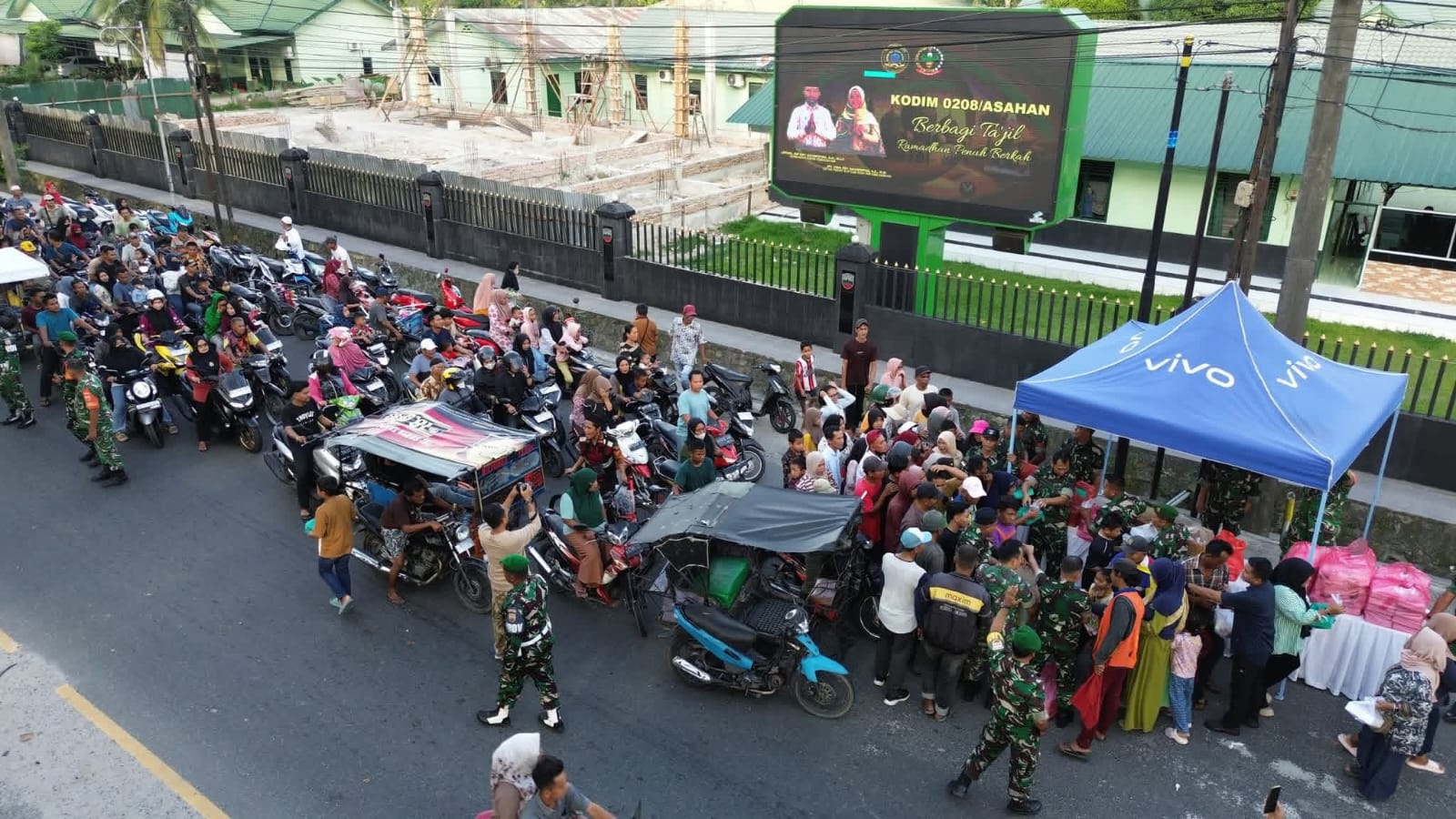 KODIM 0208/ASAHAN BAGIKAN TA'JIL KEPADA PENGENDARA DI DEPAN MAKODIM