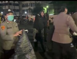 Polwan Tampil Humanis Lakukan Aksi Bersih-bersih Pada Demo Damai Soal SE Walikota Medan