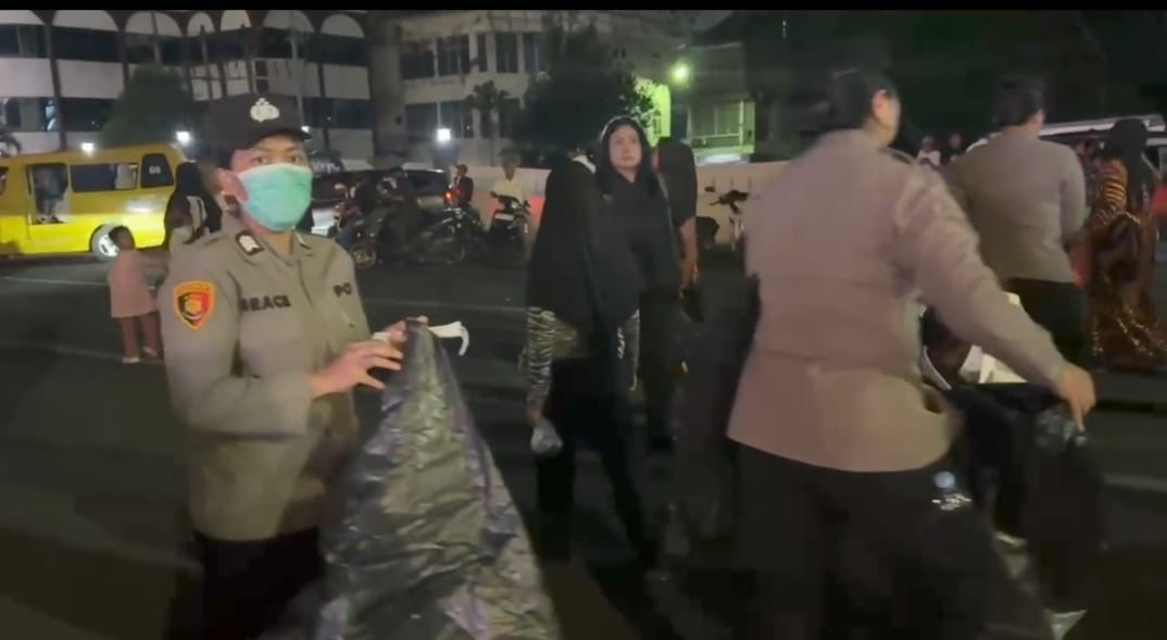 Polwan Tampil Humanis Lakukan Aksi Bersih-bersih Pada Demo Damai Soal SE Walikota Medan