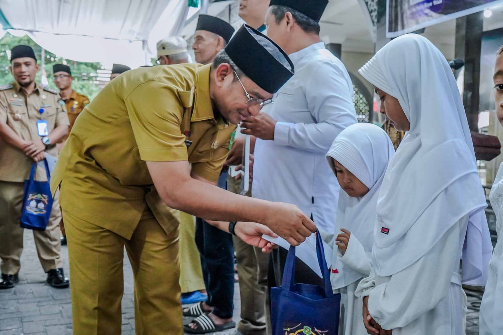 Di Masjid Nurul Huda, Pemko Medan Salurkan Bantuan dan Santuni Anak Yatim*