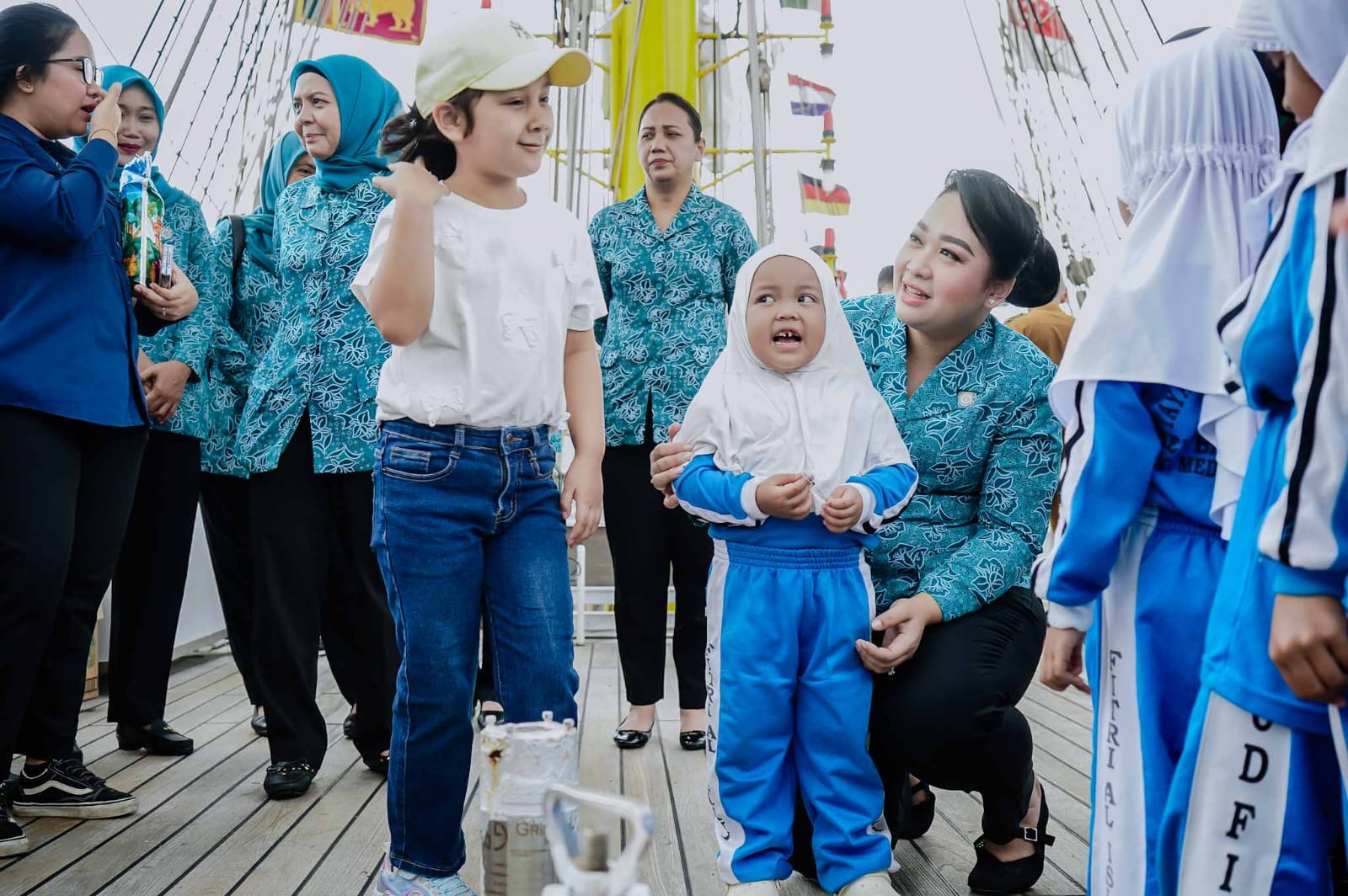 Airin Rico Waas Ajak Siswa PAUD dan TK Belajar Sambil Bermain di KRI Bima Suci