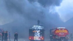 Brimob Polda Sumut Berhasil Kendalikan Kebakaran di Medan Timur 3 Brimob Polda Sumut Berhasil Kendalikan Kebakaran di Medan Timur