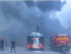 Brimob Polda Sumut Berhasil Kendalikan Kebakaran di Medan Timur