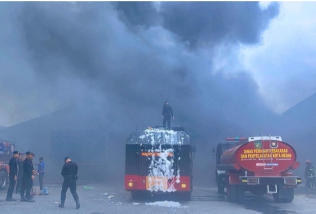 Brimob Polda Sumut Berhasil Kendalikan Kebakaran di Medan Timur