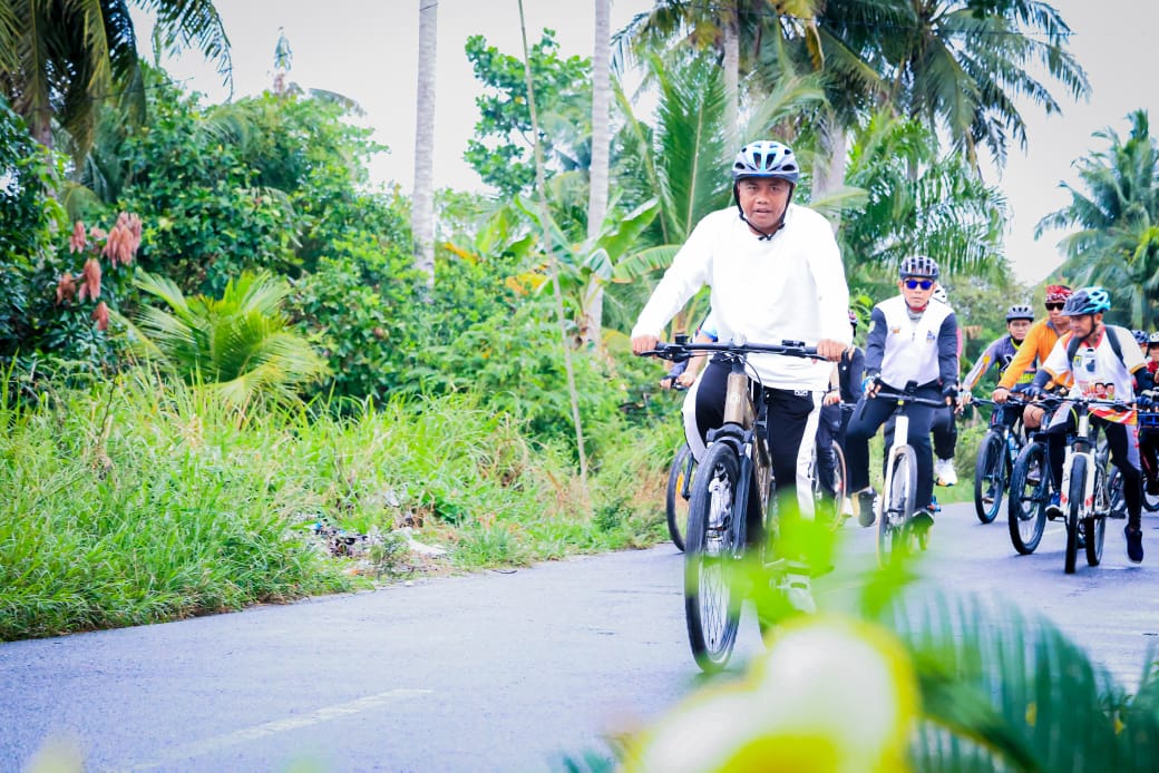 Bersepeda Menyusuri Desa, Bupati Sergai Temukan Potensi Pertanian dari Anggur hingga Melon