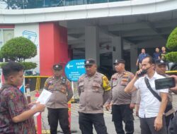 Massa Lakukan Aksi Minta Pencabutan Menara Mitratel di Depan Gedung Graha Merah Putih Medan