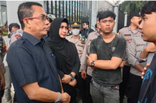 Akibat Bau Menyengat, Massa "Geruduk" DPRD Medan Desak Pabrik Kecap Angsa Ditutup