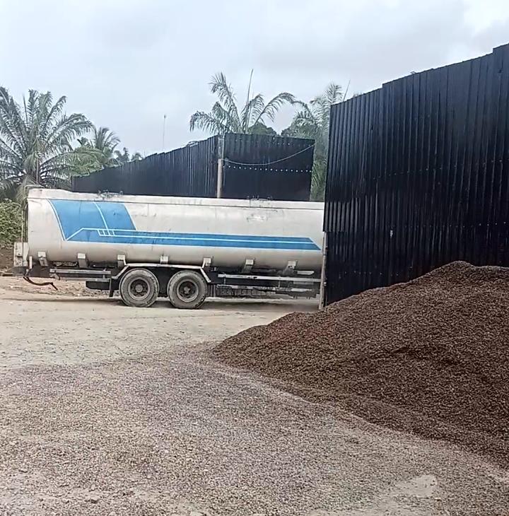 Gudang Penampungan Crude Palm Oil dan Cangkang kelapa Sawit diduga Ilegal Bebas Beroperasi di Air teluk kiri ,Polisi Harus Bertindak Tegas