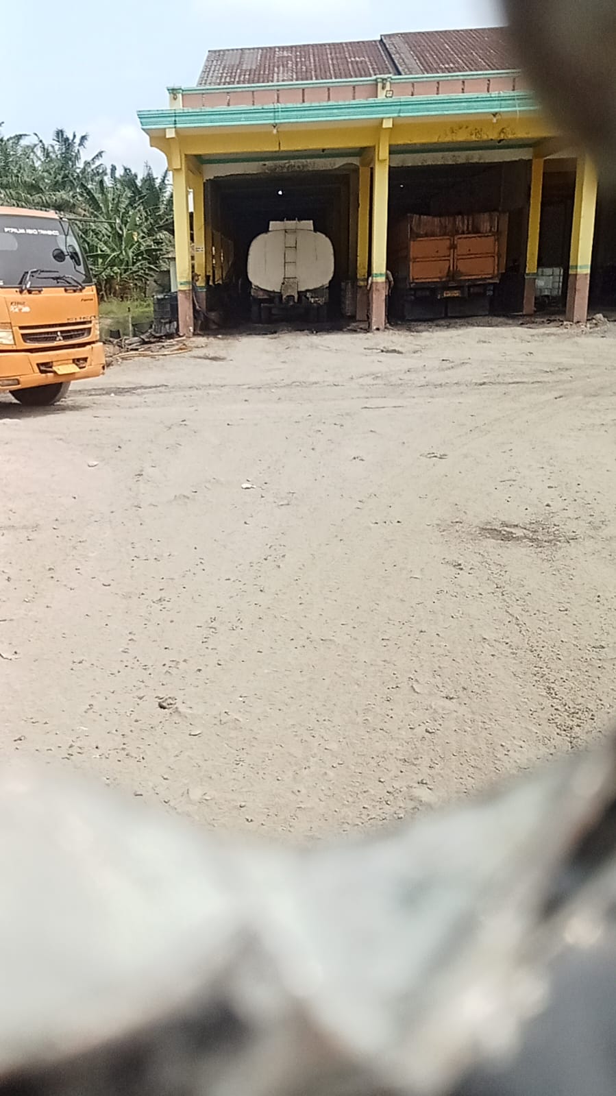 Gudang Penampungan Crude Palm Oil dan Cangkang kelapa Sawit diduga Ilegal Bebas Beroperasi di Air teluk kiri ,Polisi Harus Bertindak Tegas