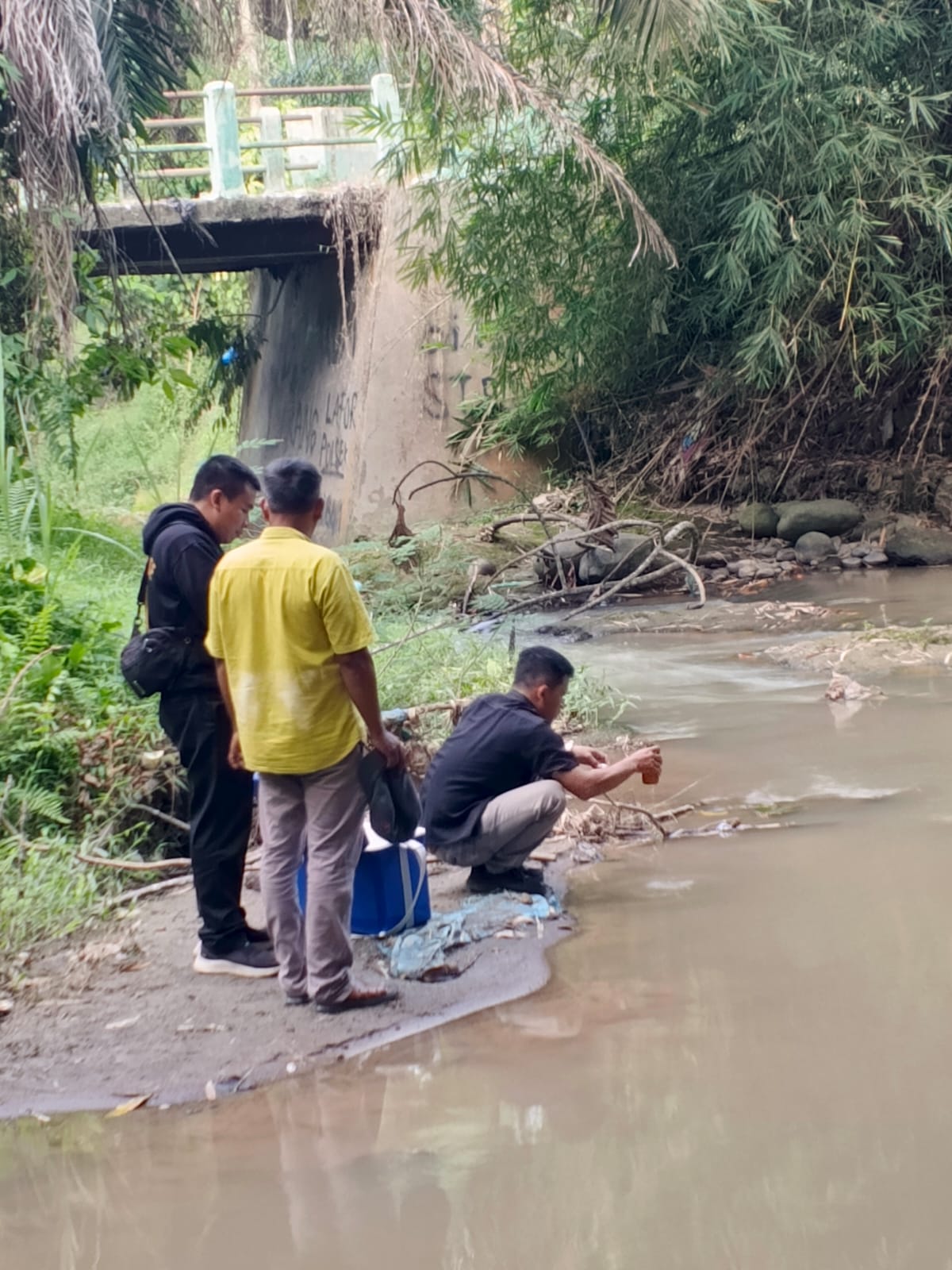 Dinas LH Sergai Ambil Sampel Air Aliaran Sungai Bahilang, Warga Menduga Limbah Berasal PTPN III Gunung Para