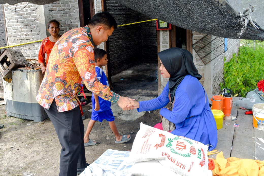 Wabup Sergai Adlin Tambunan Tinjau Korban Kebakaran di Bagan Kuala
