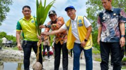 Perkuat Benteng Alam Pesisir, Pemkab Sergai dan Lions Club Tanam Ratusan Pohon di Pantai Merdeka