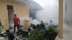 Polsek Kotapinang Lakukan Fogging Mako Dan Permukiman, Cegah Ancaman DBD