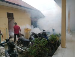 Polsek Kotapinang Lakukan Fogging Mako Dan Permukiman, Cegah Ancaman DBD