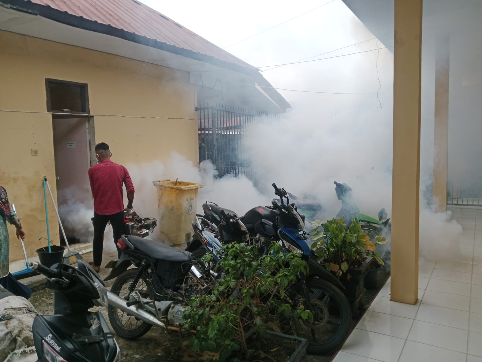 Polsek Kotapinang Lakukan Fogging Mako Dan Permukiman, Cegah Ancaman DBD