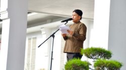 Mengenakan Pakaian Adat Jawa, Wabup Sergai Pimpin Upacara Hardiknas 2026