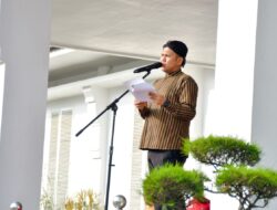 Mengenakan Pakaian Adat Jawa, Wabup Sergai Pimpin Upacara Hardiknas 2026
