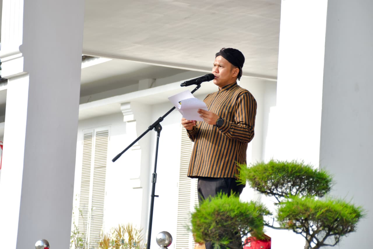 Mengenakan Pakaian Adat Jawa, Wabup Sergai Pimpin Upacara Hardiknas 2026