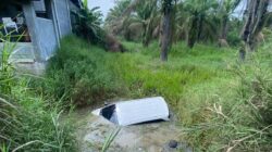 Mobil Avanza Terjun ke Parit di Sei Rampah, Dua Warga Dolok Masihul Tewas