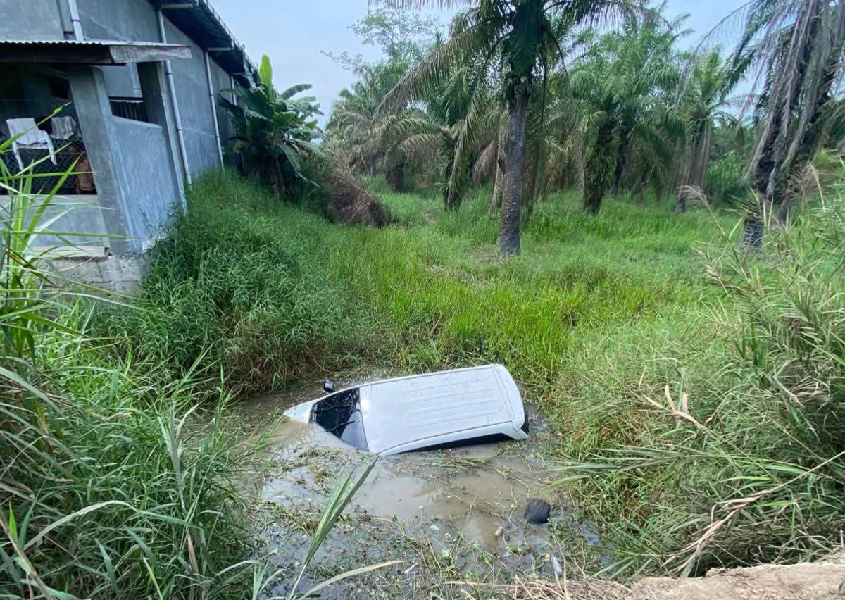 Mobil Avanza Terjun ke Parit di Sei Rampah, Dua Warga Dolok Masihul Tewas