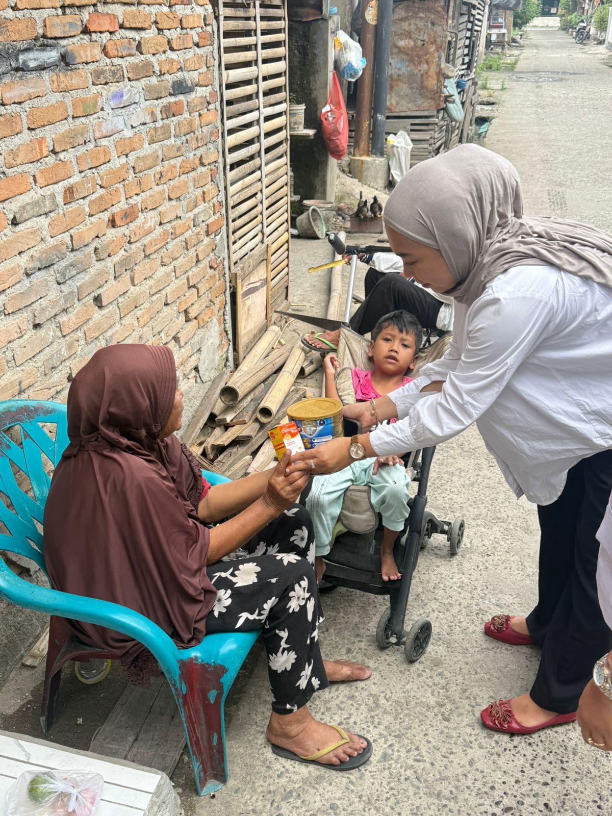 Di Hardiknas 2026, Ketua DPRD Medan Salurkan Susu Dan Vitamin Untuk Balita Stunting