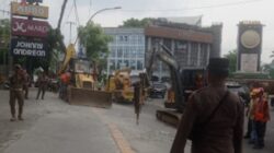 Ambil Hak Pejalan Kaki, Rico Waas Bongkar Lahan Parkir J.Co Donuts Adam Malik