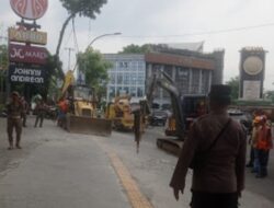 Ambil Hak Pejalan Kaki, Rico Waas Bongkar Lahan Parkir J.Co Donuts Adam Malik