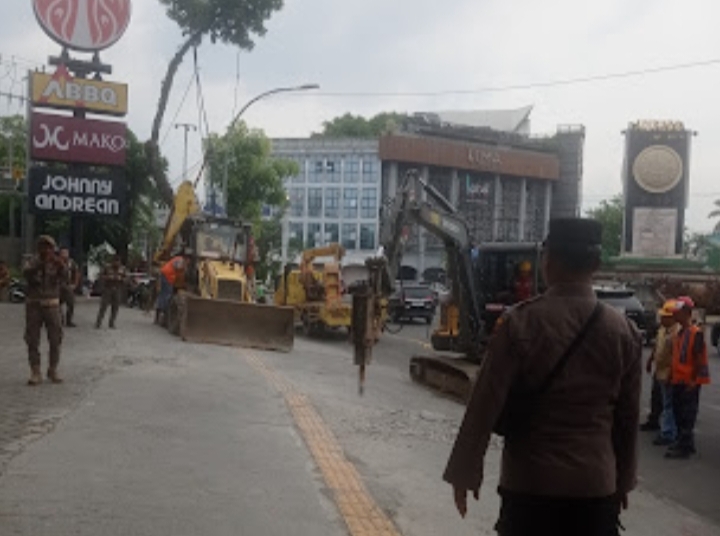 Ambil Hak Pejalan Kaki, Rico Waas Bongkar Lahan Parkir J.Co Donuts Adam Malik
