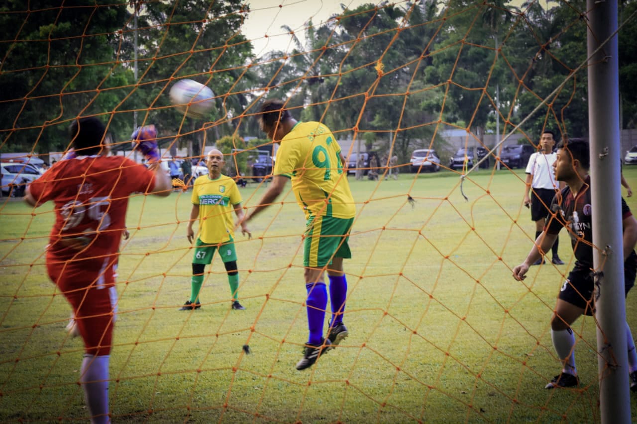 Laga Persahabatan di Pegajahan, Bupati Sergai Turut Sumbang Gol