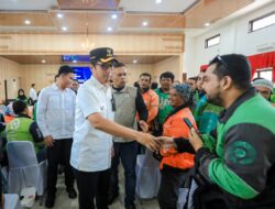 Lindungi Ojol Dari Risiko Jalanan, Rico Waas Berikan Kartu BPJS Ketenagakerjaan Ke Ribuan Driver