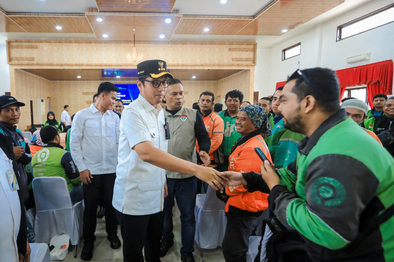 Lindungi Ojol Dari Risiko Jalanan, Rico Waas Berikan Kartu BPJS Ketenagakerjaan Ke Ribuan Driver