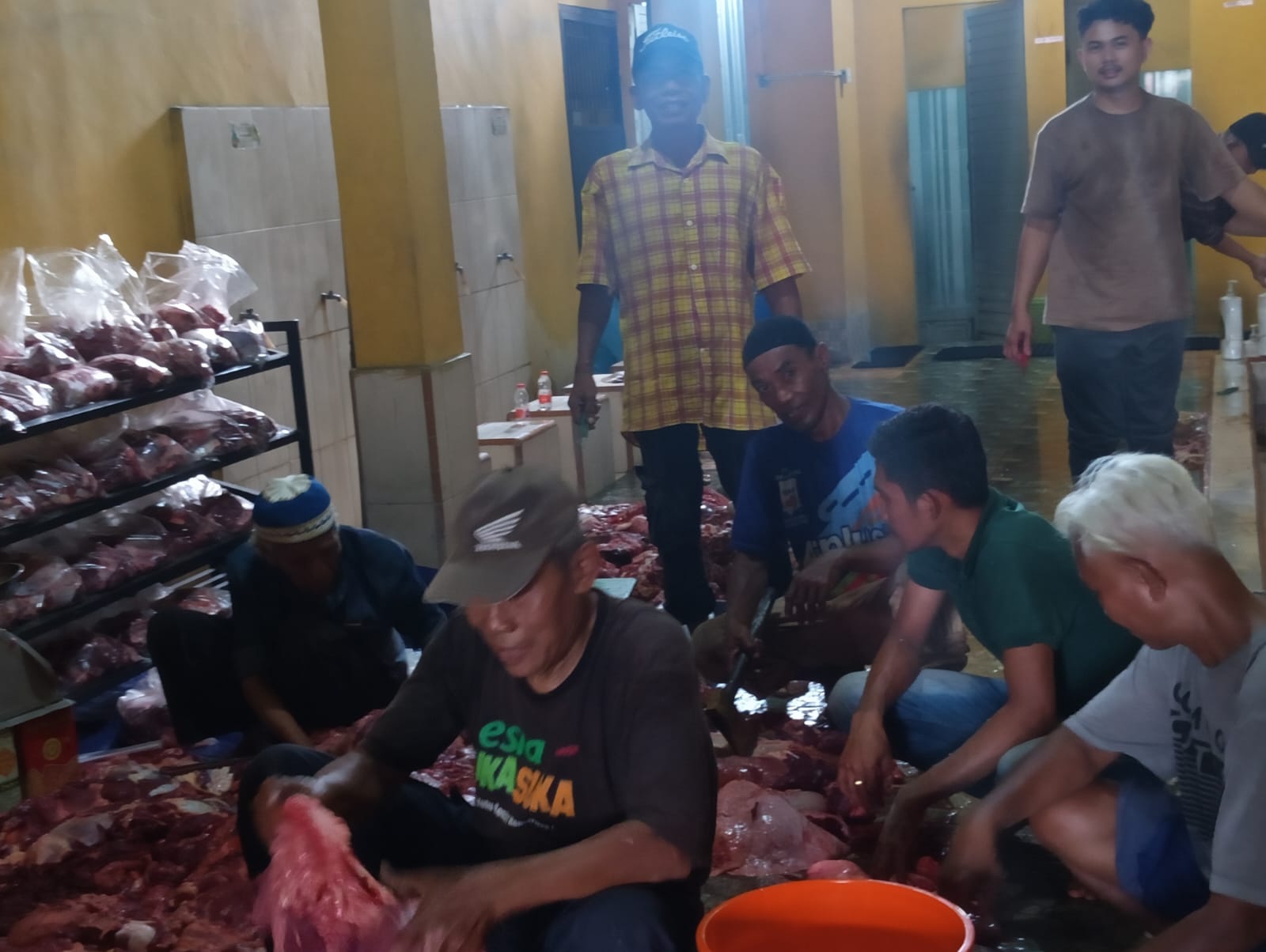 Sembelih 7 Sapi dan Seekor Kambing, Qurban Di Masjid Daarul Asjaad Lancar
