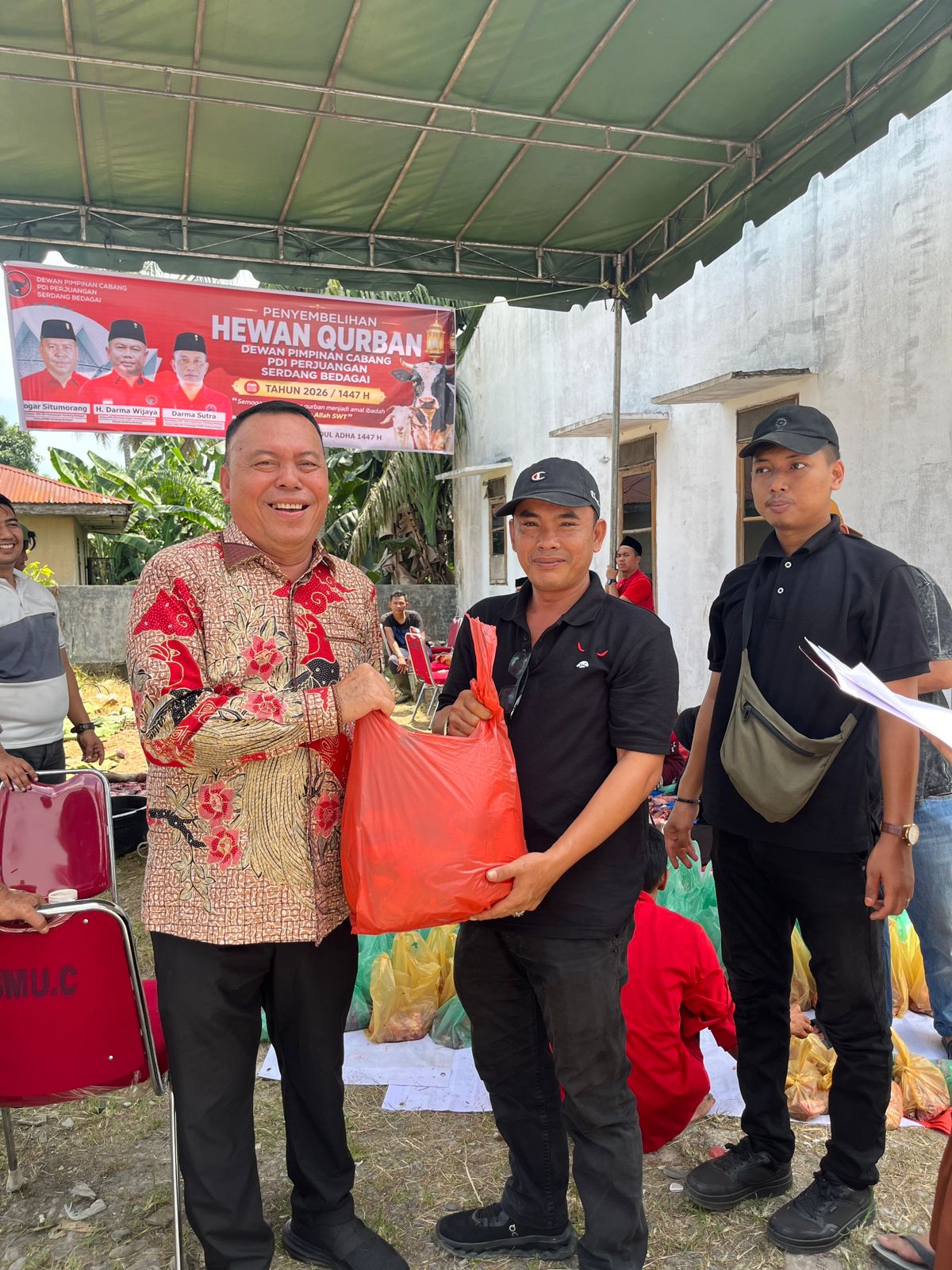 Semangat Berkurban dan Kebersamaan, DPC PDI Perjuangan Sergai Sembelih Dua Ekor Lembu untuk Warga dan Kader