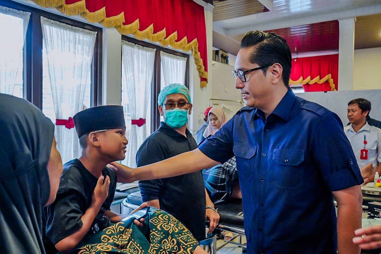 Beri Santunan, Rico Waas Bawa Keceriaan Di Sunat Massal Sah- Rizki
