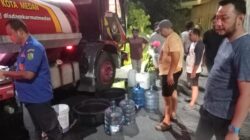 Rico Waas Kerahkan Armada Damkarmat Bantu Kebutuhan Air Bersih Warga