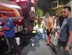 Rico Waas Kerahkan Armada Damkarmat Bantu Kebutuhan Air Bersih Warga