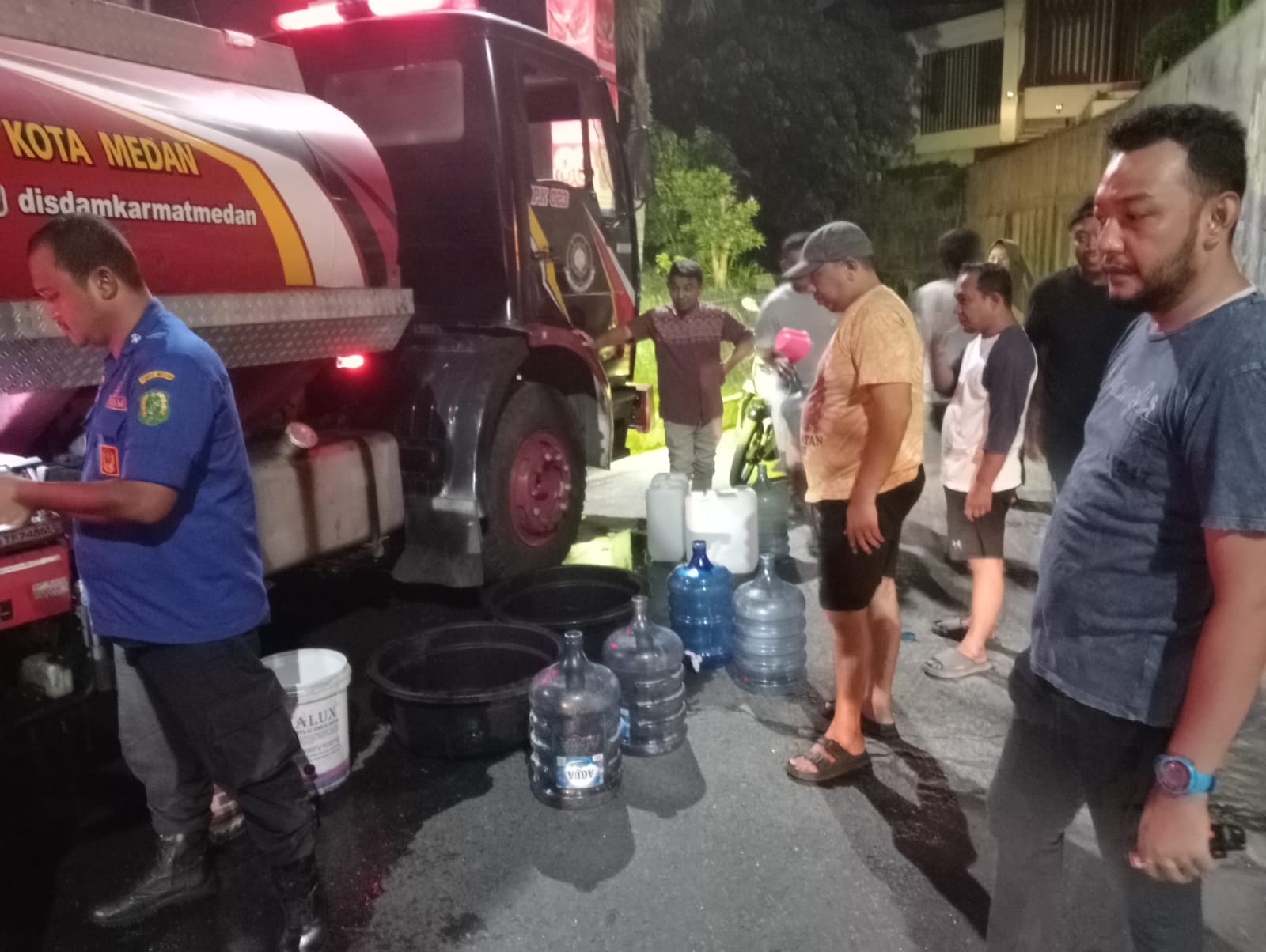 Rico Waas Kerahkan Armada Damkarmat Bantu Kebutuhan Air Bersih Warga