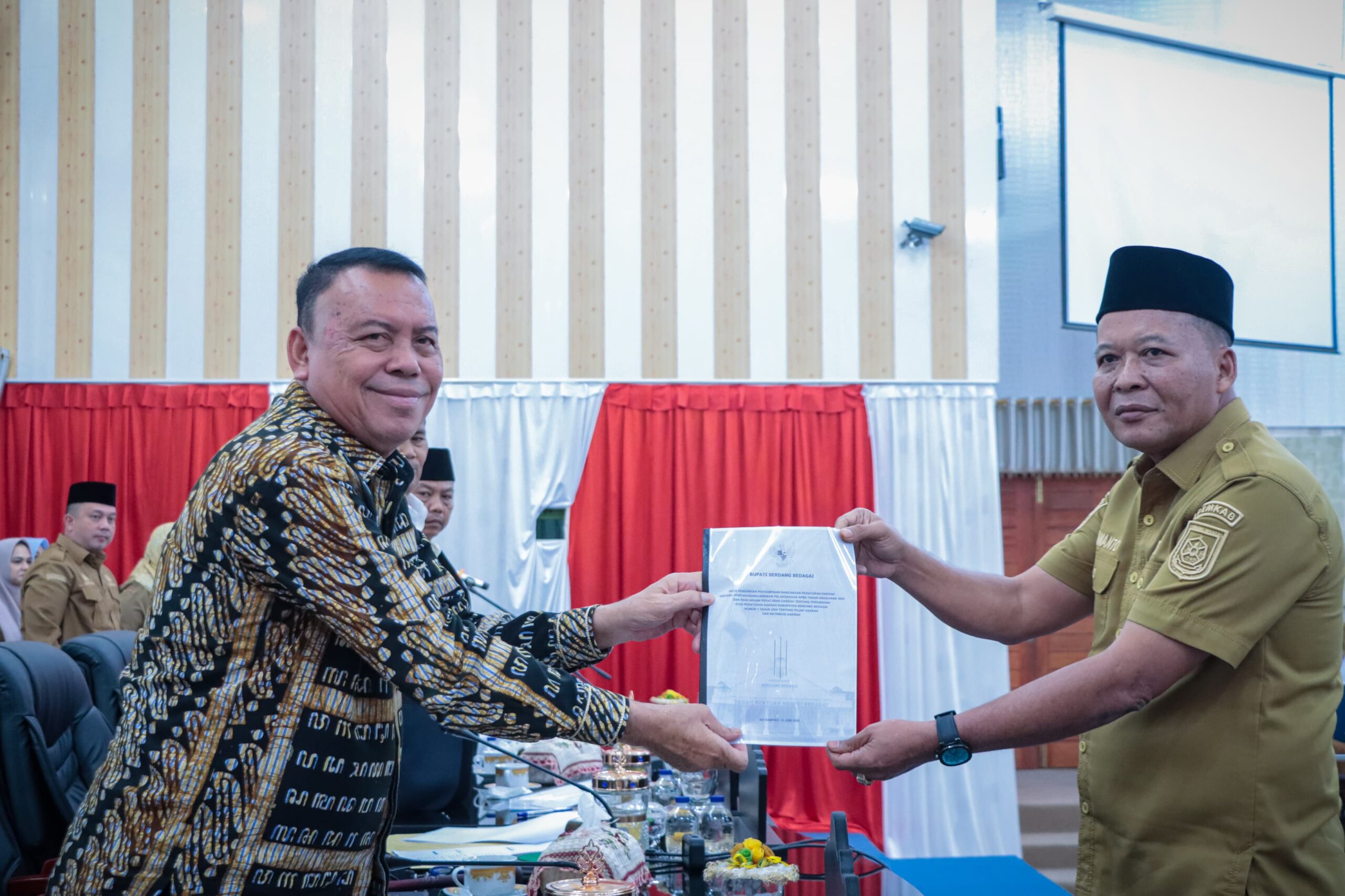 Pemkab Sergai Serahkan Ranperda Pertanggungjawaban APBD 2025 ke DPRD