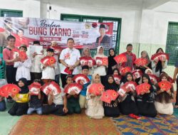 Wong Chun Sen Bagikan Buku Soekarno-Megawati Di Panti Asuhan Al Washliyah