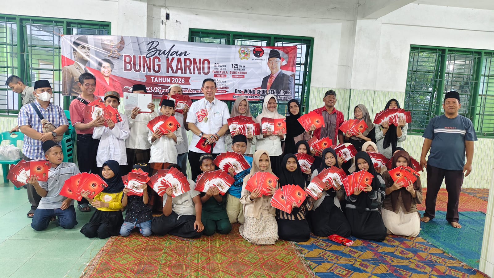 Wong Chun Sen Bagikan Buku Soekarno-Megawati Di Panti Asuhan Al Washliyah 1 Wong Chun Sen Bagikan Buku Soekarno-Megawati Di Panti Asuhan Al Washliyah