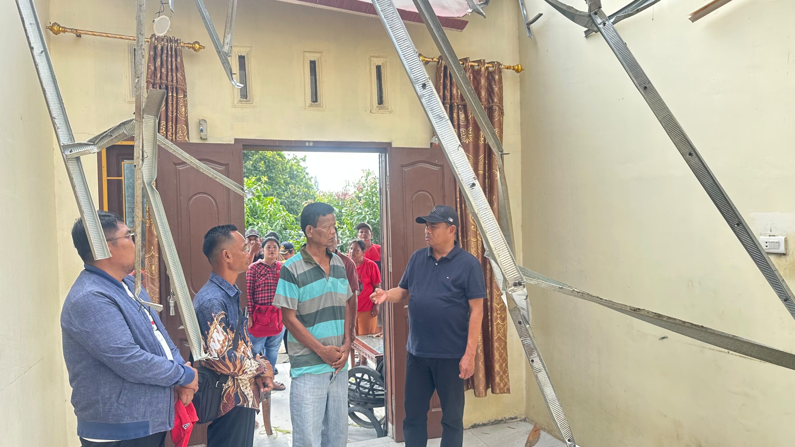 Puting Beliung Terjang Sergai, Bupati Darma Wijaya Tinjau Lokasi Bencana