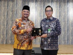 Sama-Sama Terluka Akibat Banjir, Rico Waas Luluhkan Hati Bupati Aceh Tamiang