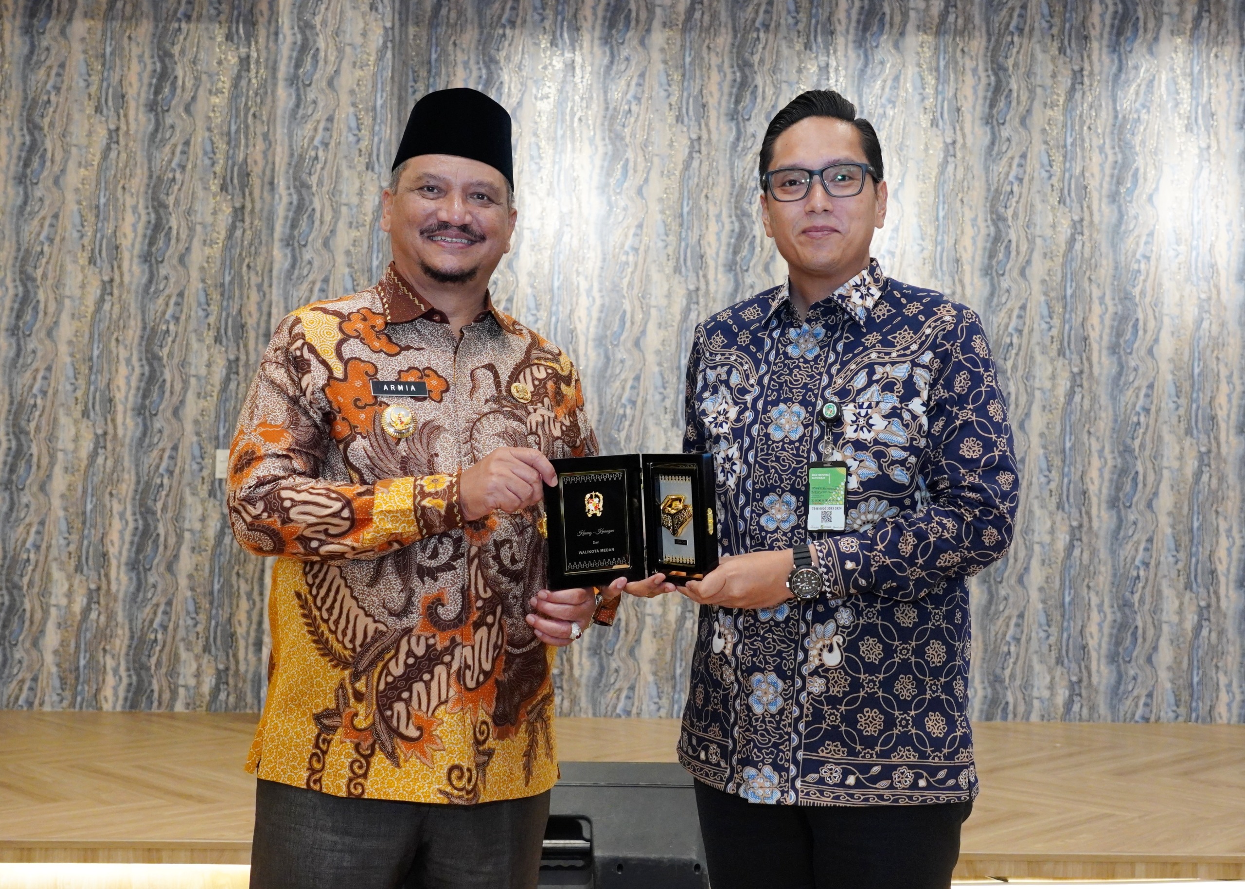 Sama-Sama Terluka Akibat Banjir, Rico Waas Luluhkan Hati Bupati Aceh Tamiang