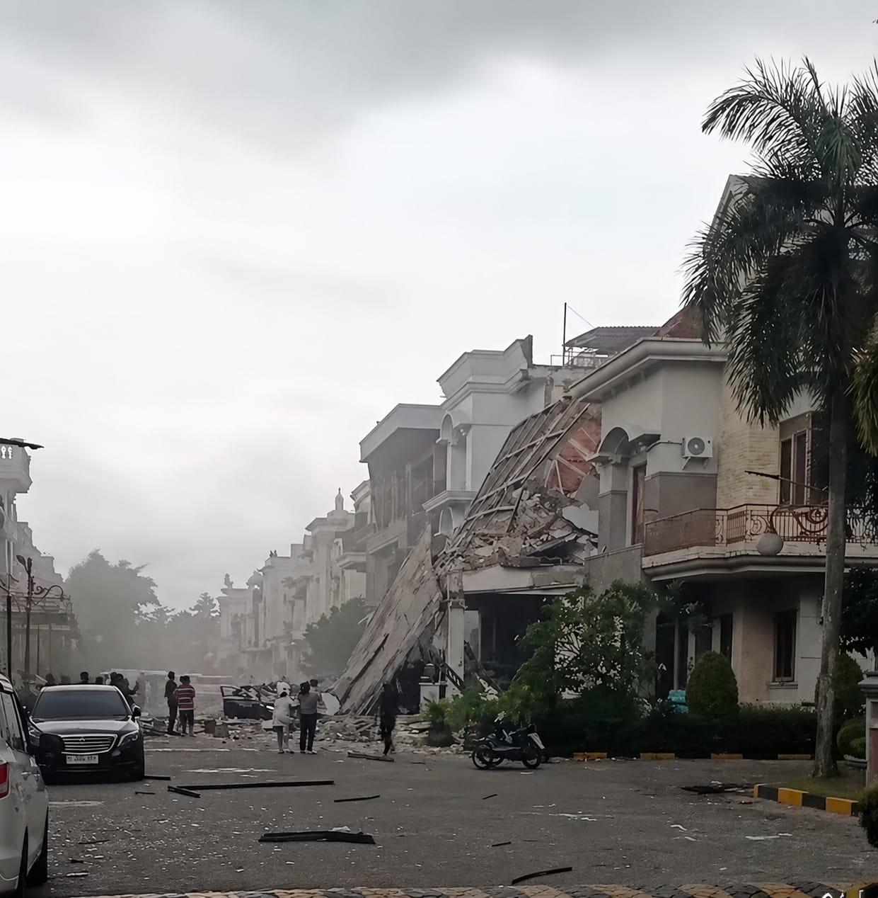 Bom...! Terjadi Ledakan Di Perumahan Grand Polonia Medan, 5 Rumah Alami Rusak 1 Bom...! Terjadi Ledakan Di Perumahan Grand Polonia Medan, 5 Rumah Alami Rusak