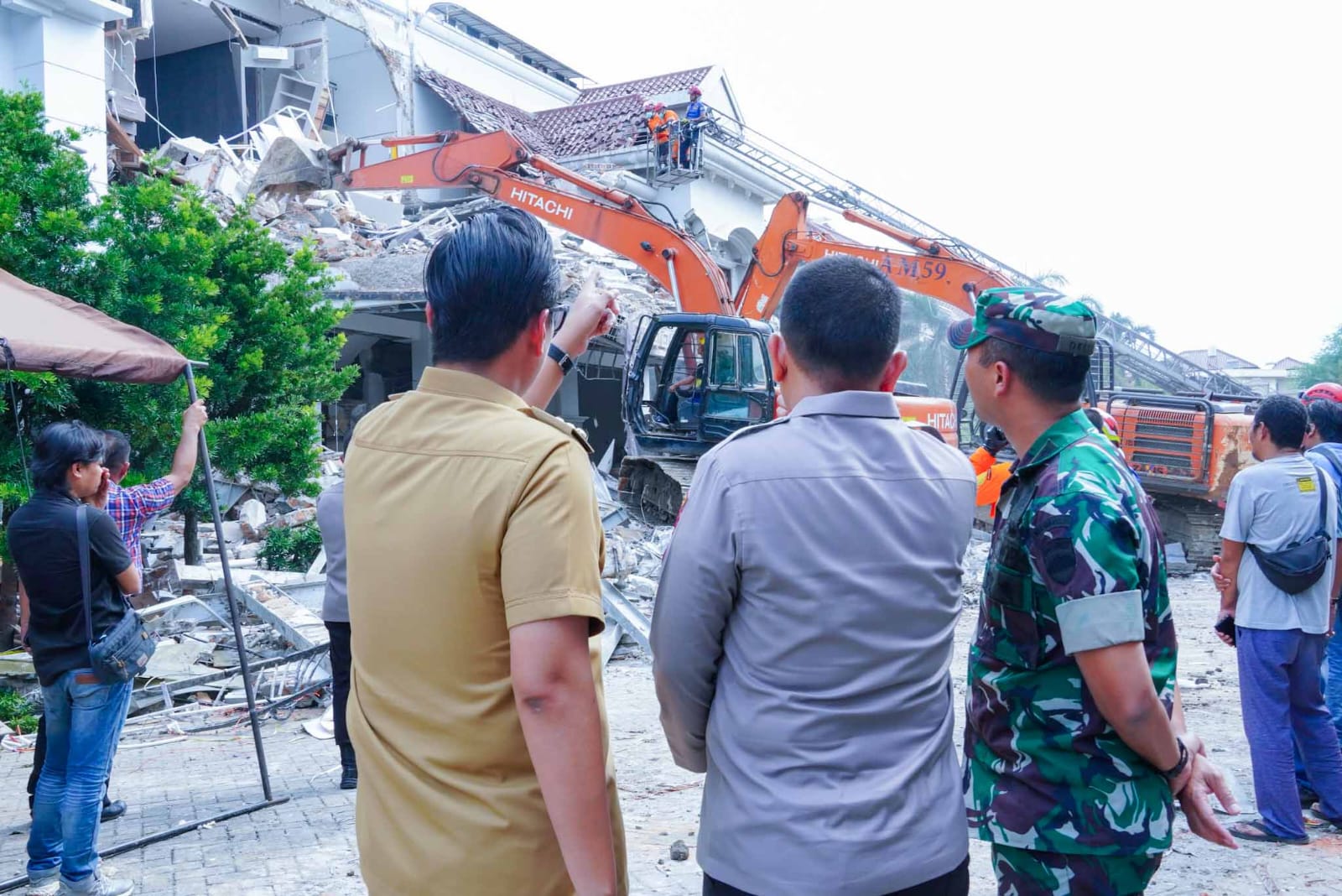 Rico Waas Kerahkan Alat Berat dan Tim Medis Tangani Ledakan di Perumahan Grand Polonia