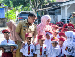 Wabup Sergai Salurkan Bantuan Perlengkapan Sekolah untuk 249 Siswa Terdampak Banjir