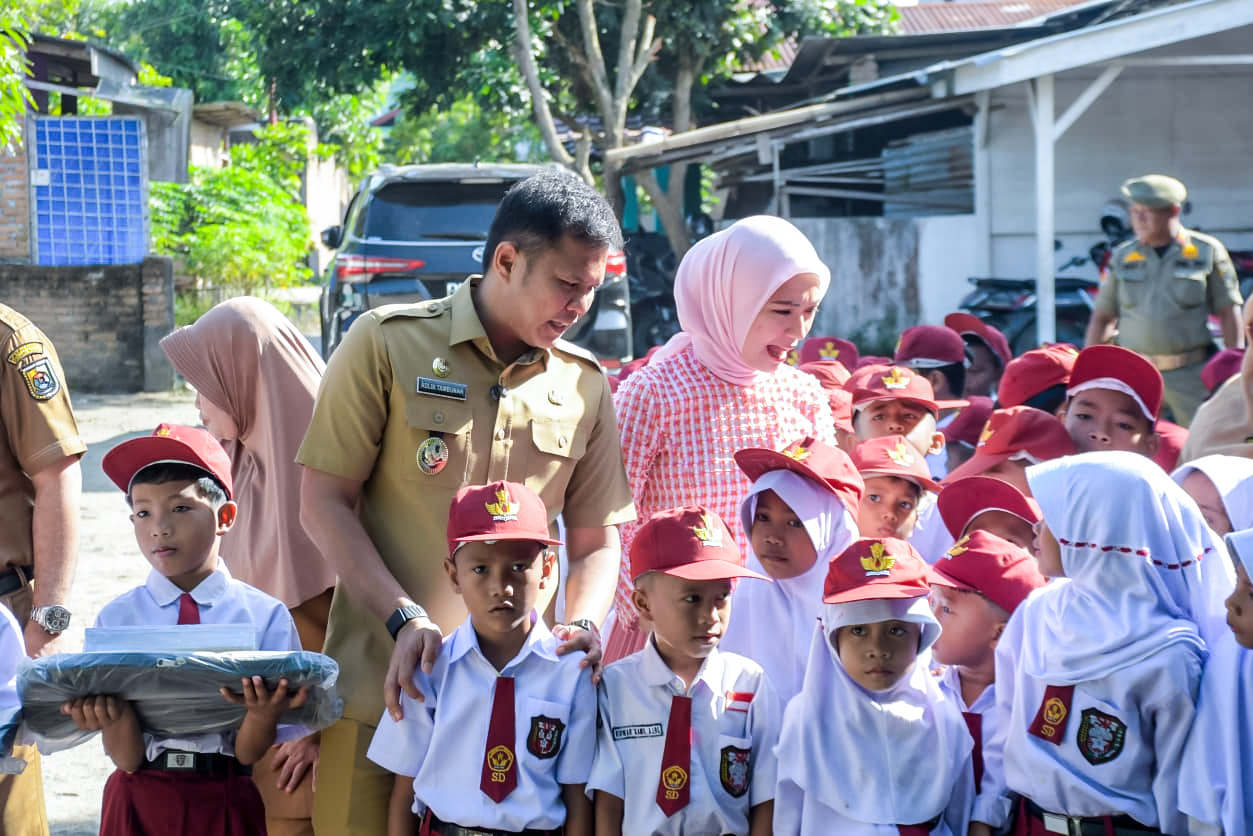 Wabup Sergai Salurkan Bantuan Perlengkapan Sekolah untuk 249 Siswa Terdampak Banjir