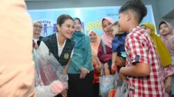 Kahiyang Ayu Bersama Anak Yatim, Duafa Dan Disabilitas Borong Kebutuhan Sekolah Di Tebingtinggi