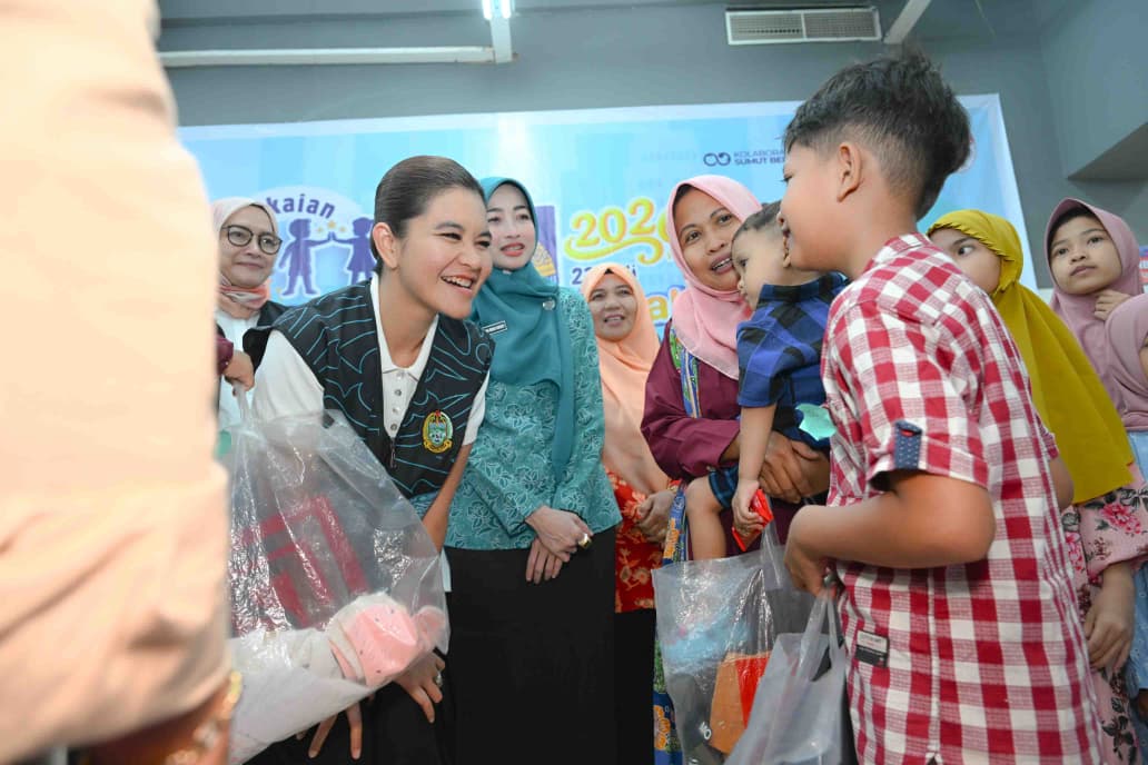 Kahiyang Ayu Bersama Anak Yatim, Duafa Dan Disabilitas Borong Kebutuhan Sekolah Di Tebingtinggi